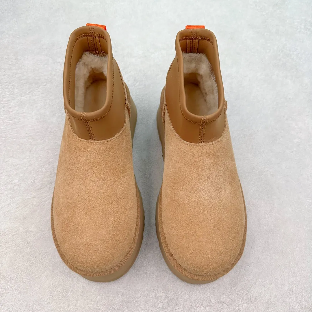 Pick up locally💰520 UGG 8170 classic autumn and winter sheepskin and fur integrated snow boots. Private order price and ingenious positioning. Direct supply from Sangpo eight-year-old factory. Reject high profits. Differentiate pig-killing version. Longfeng A-grade Australian imported sheepskin and fur integrated. Fully follow the ZP process. OEM original pattern maker. Adhere to no original shoes and no development options. Pay attention to every detail. The most authentic version on the market. TREADLITE "light wing" technology outsole. Lightweight/durable/flexible/pile-type suede upper, fine skin-friendly recycled polyester fiber piping, comfortable and easy to care for, good warmth retention, UGG plush™ lining and insole, soft and skin-friendly, comfortable and warm, classic shoe shape with lightweight thick sole, stable and fashionable for autumn and winter street style, Treadlite by UGG light wing outsole, light cushioning, reducing the burden on your feet, comfortable and lightweight, helping you to play easily all day long. Size: 35 36 37 38 39 40 41 Coding: by3936000